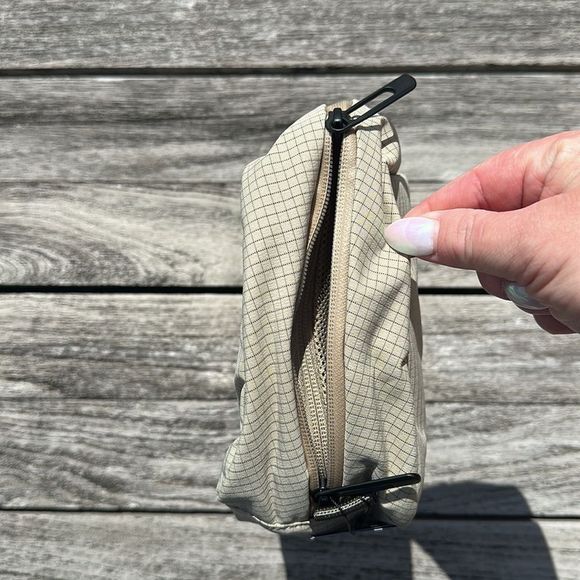 LULULEMON COMMAND THE DAY KIT 5L Travel Kit NWT - Picture 2 of 6